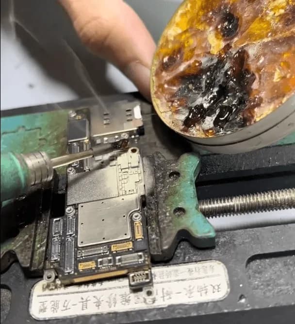 apply rosin on motherboard