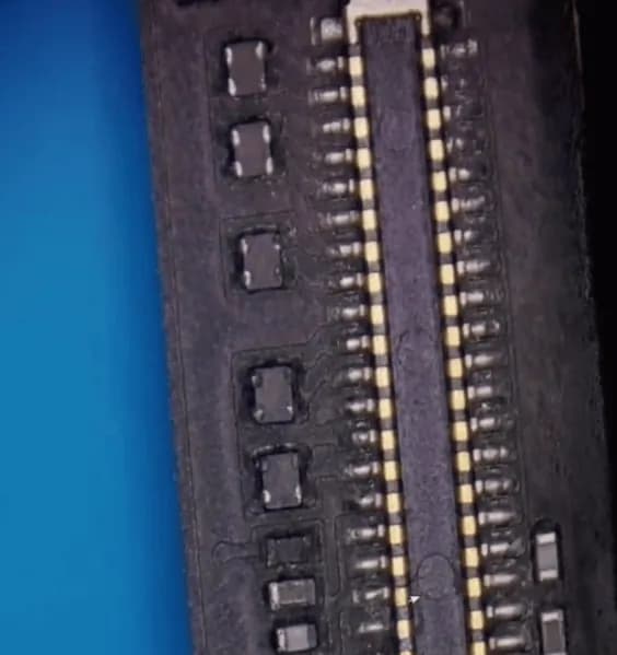 Pulire il connettore del display corroso