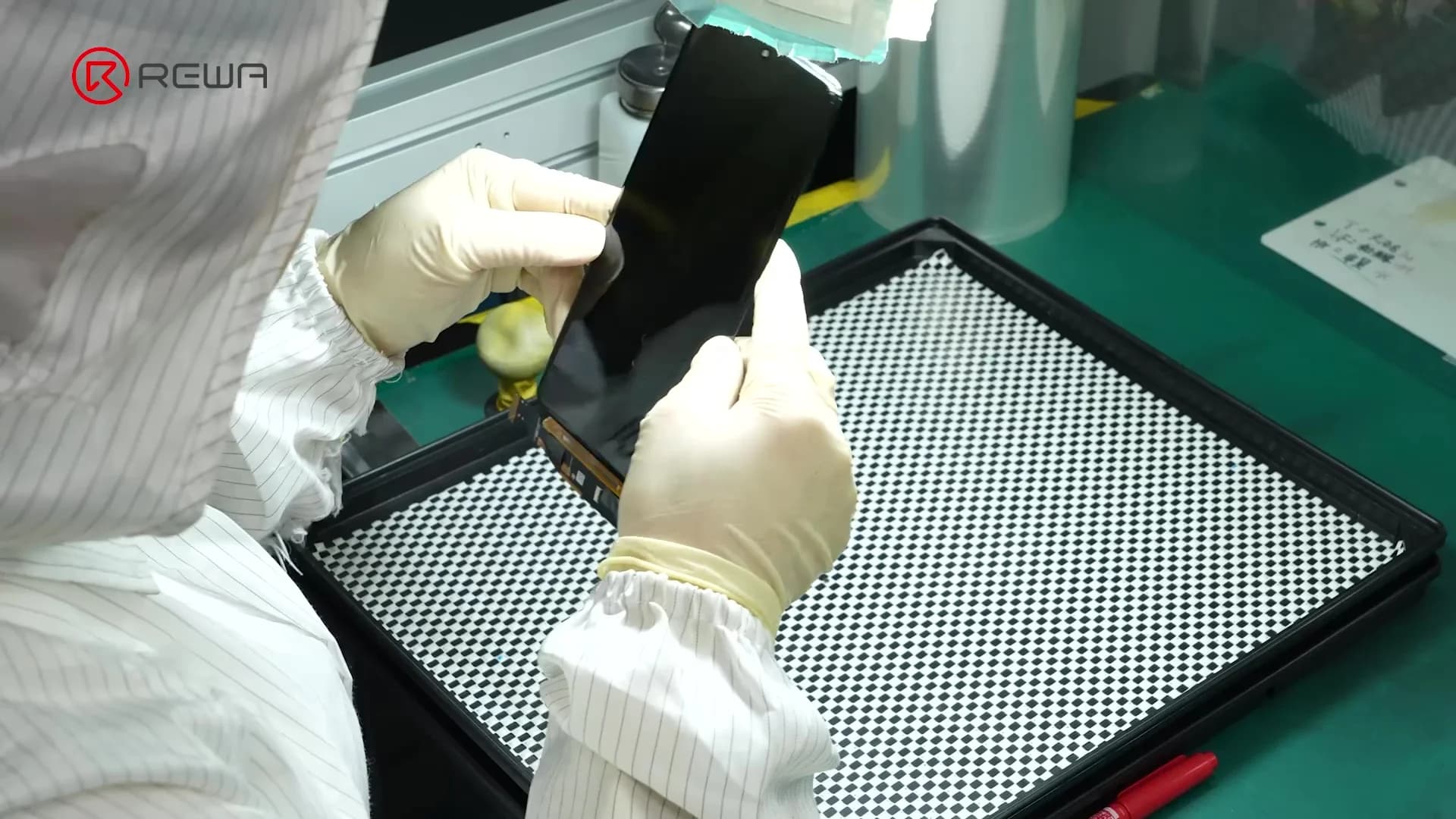 a worker is inspecting samsung aftermarket screen 