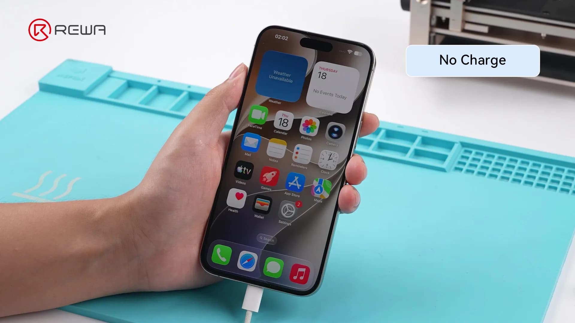 Un iPhone conectado a un cable de carga muestra una notificación de Sin carga en la pantalla