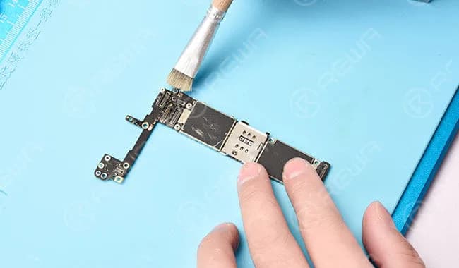 Take out the logic board. We can see with naked eyes that the logic board is mouldy. Let’s run cleaning with PCB cleaner at the beginning.