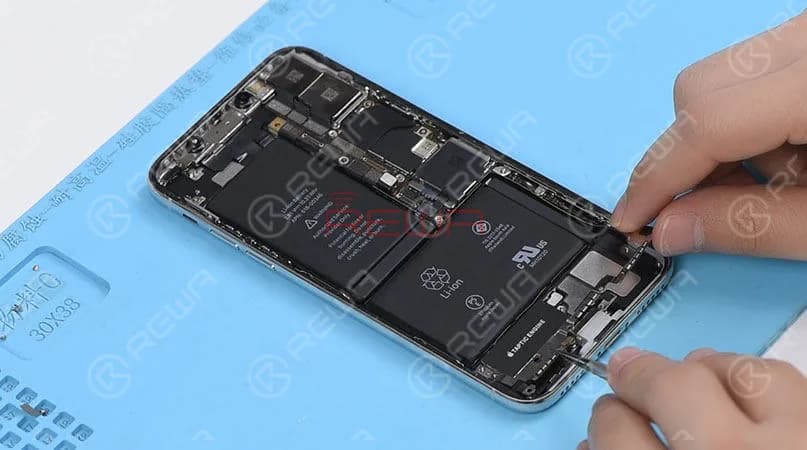 1.Taptic Engine And Speaker Removing Please be noted that there are many screws detached in this step, we highly suggest that you place these screws in order.
