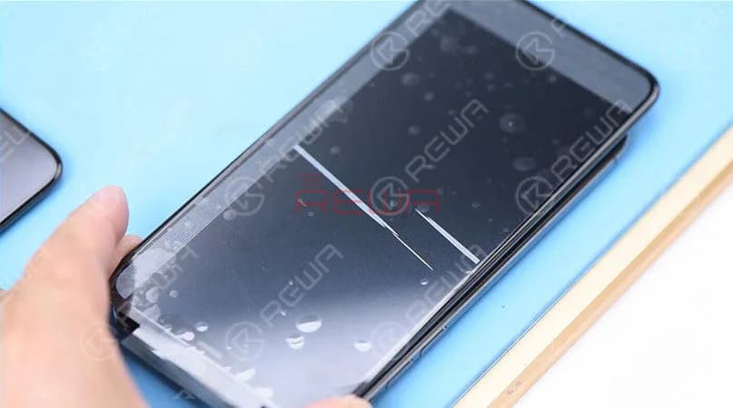 The backlight of the iPhone 11 Pro Max screen displays normally. However, the screen comes with horizontal lines. Judging by this, although pins of the two phone’s display connector and touch connector function almost the same, the difference between driving programs of the two screens can still result in horizontal lines on the screen when iPhone 11 Pro Max’s screen is connected to iPhone 11 Pro’s housing.