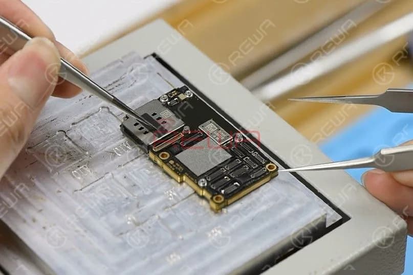 Set temperature of the heating platform at 170℃. With temperature of the platform reaching 170℃, place the motherboard on the platform to heat for 3 minutes. Press the SIM card reader with the tweezers and push the upper layer with another tweezers slightly.