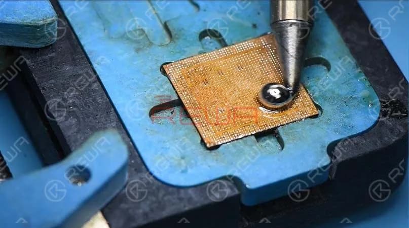 Tragen Sie etwas Flussmittel und Lötpaste auf das Klebepad auf und reinigen Sie das Pad mit dem Lötkolben bei 350℃. Im Vergleich zu herkömmlichen Lötstationen sorgt das einzigartige Temperaturkontrollsystem des T12-11 für einen reibungslosen Betrieb der Spitze ohne Pastenverklumpung beim Ziehen der Lötpaste über das Pad.