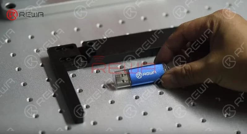 Try to copy files from the computer to the USB flash drive. The USB flash drive works normally. Assemble the USB flash drive.