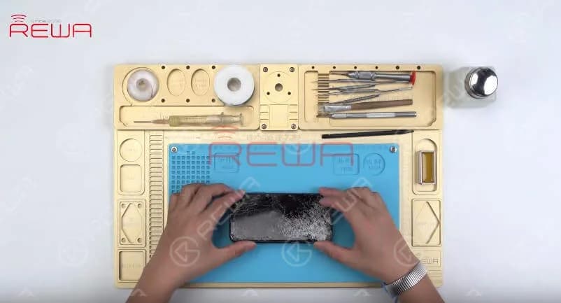 The phone features a broken screen and a deformed housing. Get a new display assembly installed and test, the phone turns on normally. There is no output sound when selecting a ringtone. Yet the sound works fine with headphones in.