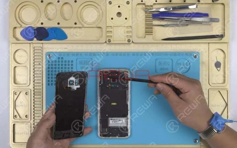 We can see that the waterproof adhesive of Samsung S series and Note series are mainly applied on edges of the back cover and much more on top edges and bottom edges. So we need to heat evenly and control the heating temperature and time applied during the teardown.