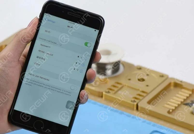 Jetzt können wir das Telefon zusammenbauen und testen. Installieren Sie die Hauptplatine und die Display-Baugruppe. Schließen Sie den Akku an und drücken Sie den Einschaltknopf. Das Telefon schaltet sich normal ein.