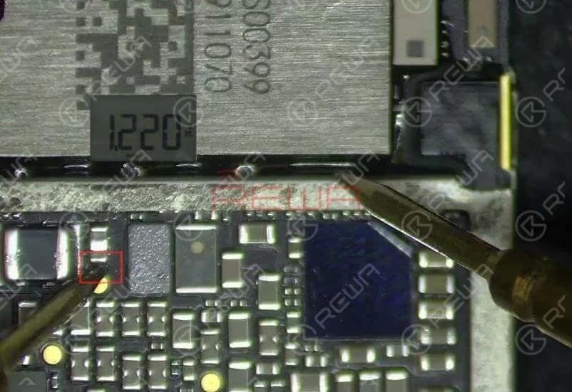 Messen Sie weiterhin die Arbeitsspannung des WLAN-Moduls. Verbinden Sie den Batterianschluss mit dem Gleichstromnetzteil und überbrücken Sie Pin 8 von J4300 mit einer Pinzette mit der Masse. Das System erkennt daraufhin den Tastendruck des Einschaltknopfs. Schalten Sie das Multimeter in den Spannungsmodus und führen Sie eine Spannungsmessung der drei Stromversorgungsschienen durch. Der gemessene Spannungswert von SR_LVX_W beträgt 1,22 V, was unnormal ist. Der normale Spannungswert sollte 1,35 V betragen.