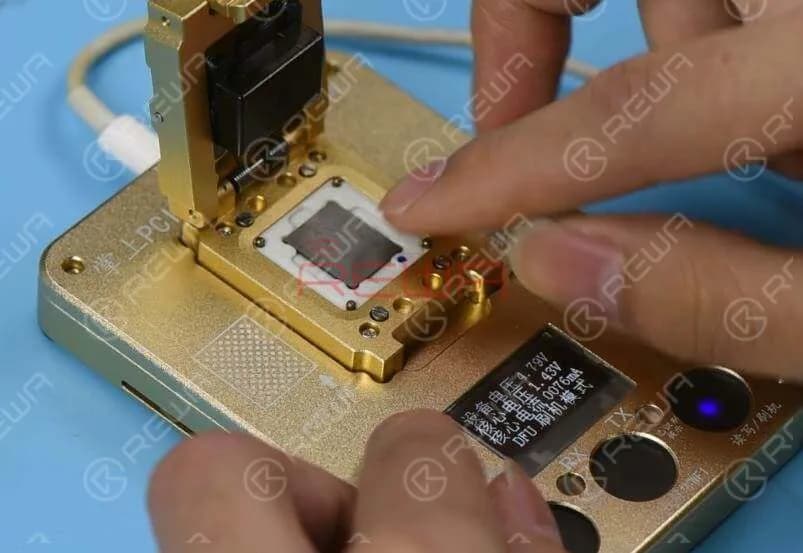 Tragen Sie weiterhin Paste Flux auf den abgelösten NAND-Flash-Chip auf und reinigen Sie den NAND-Flash-Chip mit dem Lötkolben. Legen Sie den NAND-Flash-Chip in den PCIE-Programmierer und starten Sie die Software, um die WLAN-Bindung aufzuheben. Sobald dies erledigt ist, nehmen Sie den NAND-Flash-Chip heraus.