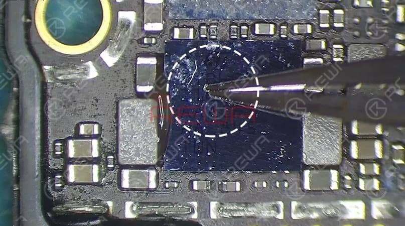 Clean those moldy areas one by one. Once done, connect the battery connector with the DC Power Supply. The current reading is normal this time and the electricity leaking problem has been fixed. Lastly, we will solder those previously removed components to the motherboard. Assemble the phone and test. The phone enters recovery mode automatically. Once again, restore the phone via iTunes. The phone goes to the home screen automatically. iPhone XR iTunes error 14 fixed perfectly.