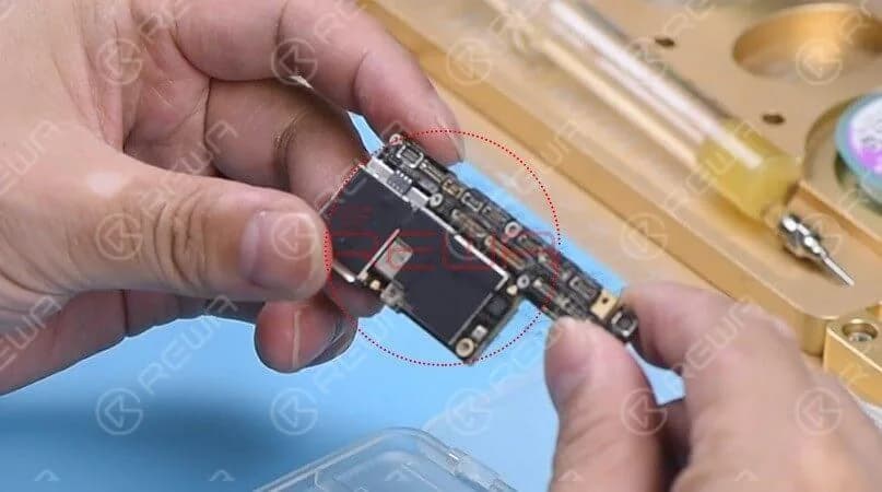 è necessario eseguire innanzitutto un'ispezione estetica della scheda madre. Verificare le condizioni della scheda madre, se è deformata o danneggiata dall'acqua.
