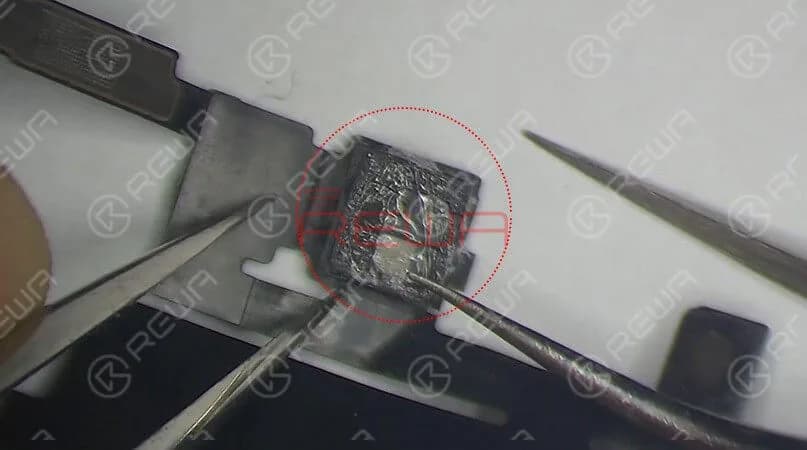 Controllando attentamente l'altoparlante dell'auricolare e il cavo flessibile del sensore, si scopre che il modulo illuminatore Flood è ammuffito. Se si rimuove il modulo illuminatore Flood, si nota che il pad di collegamento è gravemente corroso. È questa la causa del problema.