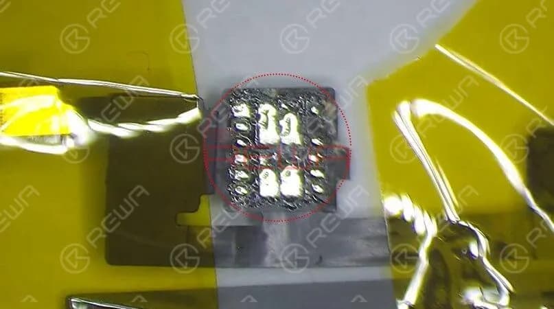 La prossima sezione illustrerà le fasi dettagliate della riparazione: Applicare un po' di flussante in pasta sul pad di incollaggio. Pulire il pad di collegamento con il saldatore. Applicare la pasta saldante sul pad gravemente corroso. Pulire poi con il detergente per circuiti stampati. Applicare un po' di flussante in pasta sul pad di collegamento. Posizionare il modulo illuminatore Flood nella giusta posizione. Saldarlo con la pistola ad aria calda.