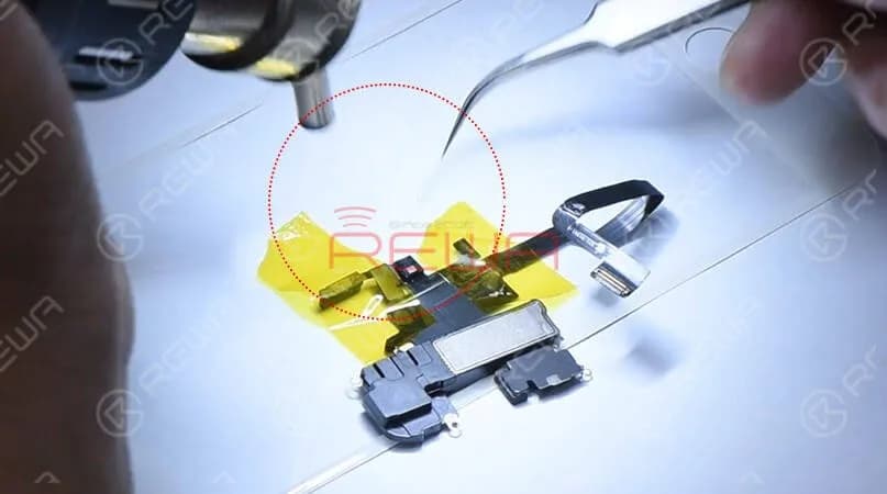 La prossima sezione illustrerà le fasi dettagliate della riparazione: Applicare un po' di flussante in pasta sul pad di incollaggio. Pulire il pad di collegamento con il saldatore. Applicare la pasta saldante sul pad gravemente corroso. Pulire poi con il detergente per circuiti stampati. Applicare un po' di flussante in pasta sul pad di collegamento. Posizionare il modulo illuminatore Flood nella giusta posizione. Saldarlo con la pistola ad aria calda.