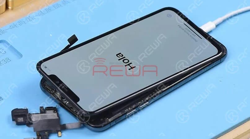 Installare l'altoparlante dell'auricolare e il cavo flessibile del sensore, quindi assemblare il telefono. Il telefono si accende normalmente.
