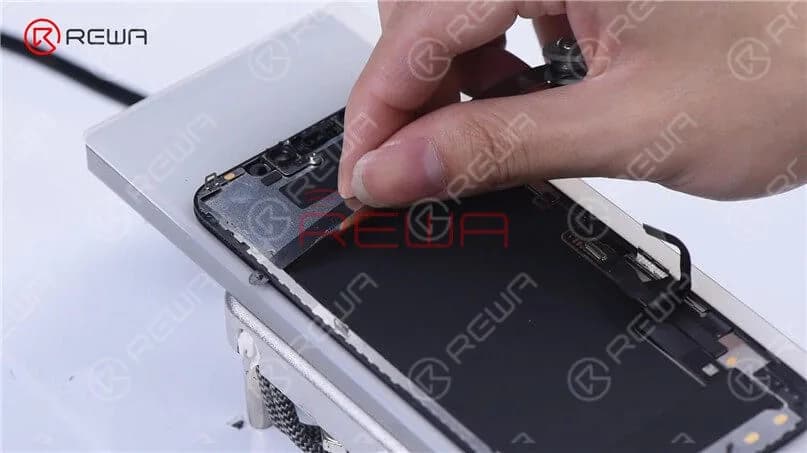 Now, let’s remove the bezel. Dip adhesive remover on the bezel first. While using the Razor Blade to separate the bezel, you need to dip some adhesive remover too. Slide the Razor Blade back and forth, and pry up the bezel carefully.