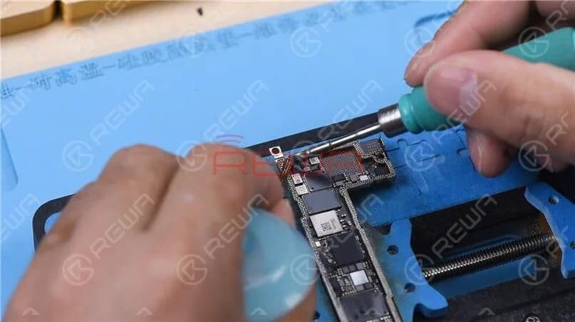 Zum Reinigen des Zinns auf dem Bonding Pad, schmieren Sie Kolophonium mit dem Lötkolben bei 400℃ und dem Lötkolben. Die mittlere Schicht der Hauptplatine ist mit Mitteltemperaturzinn gelötet, was die Reinigung schwieriger macht als das Niedertemperaturzinn.