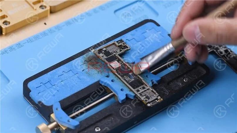 Reinigen Sie das Bonding Pad mit PCB Cleaner und behandeln Sie dann die obere Lage auf die gleiche Weise.