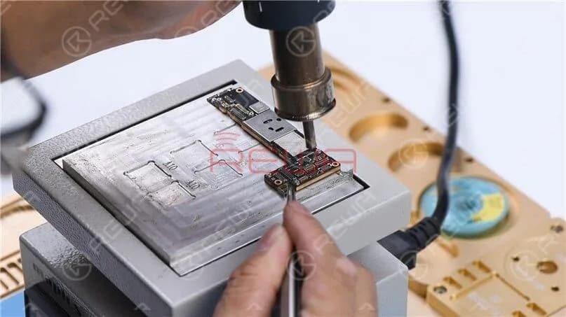 Tragen Sie etwas Paste Flux gleichmäßig auf das Klebepad auf und richten Sie die obere Lage an der unteren Lage aus. Nach der Ausrichtung erwärmen Sie die Hauptplatine weiter auf 200℃. Um zusätzliche Wärme zu erzeugen, erhitzen Sie die Kante der Grundplatine mit einer Heißluftpistole auf 320℃.