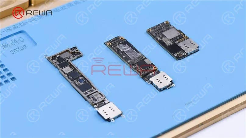 Der SIM-Kartensteckplatz der iPhone 12-Serie ist ein eigenständiges Design, das über ein Flexkabel angeschlossen wird. Im Falle eines Fehlers im Zusammenhang mit dem Kartensteckplatz während der Reparatur, müssen Sie nur den eigenständigen Kartensteckplatz ersetzen. Zum Vergleich: Der Kartensteckplatz des iPhone 11 ist ebenfalls über ein Flexkabel mit der Hauptplatine verbunden, bei der iPhone 11 Pro-Serie ist er jedoch in die Hauptplatine integriert.