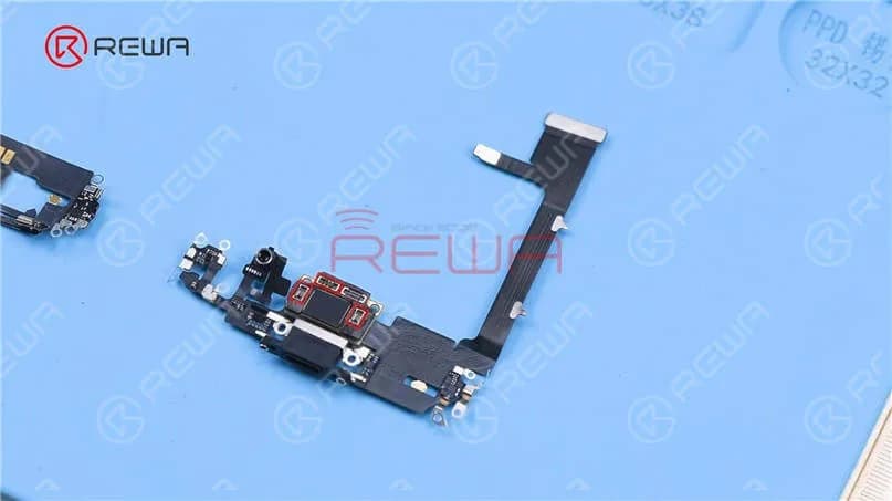 Das Flexkabel des Lightning-Anschlusses des iPhone 11 Pro enthält den Bot-Lautsprecher-IC, den ARC-Vibrator-IC, den Lade-IC und den drahtlosen Lade-IC, was die Möglichkeit eines Funktionsausfalls im Falle eines Wasserschadens oder eines schweren Sturzes erhöht. Diese ICs befinden sich jedoch wieder auf der Hauptplatine des iPhone 12, was nicht nur die Wahrscheinlichkeit eines Funktionsausfalls des Lightning-Anschlusses verringert, sondern auch die Reparatur im Falle eines Wasserschadens oder eines schweren Sturzes erleichtert.