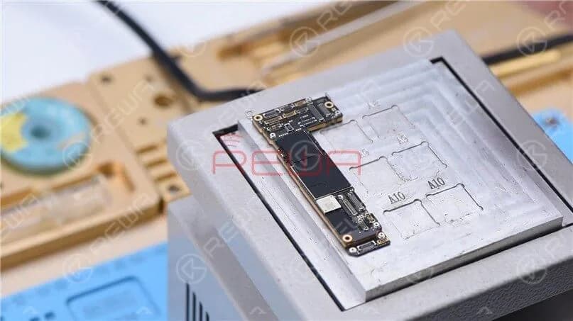 Legen Sie das Motherboard auf die Heizplattform. Da die Heizplattform für das iPhone 12 noch nicht auf dem Markt ist, verwenden wir die universelle Heizplattform. Bitte beachten Sie, dass zwei Personen erforderlich sind, um die Hauptplatine hier zu trennen.
