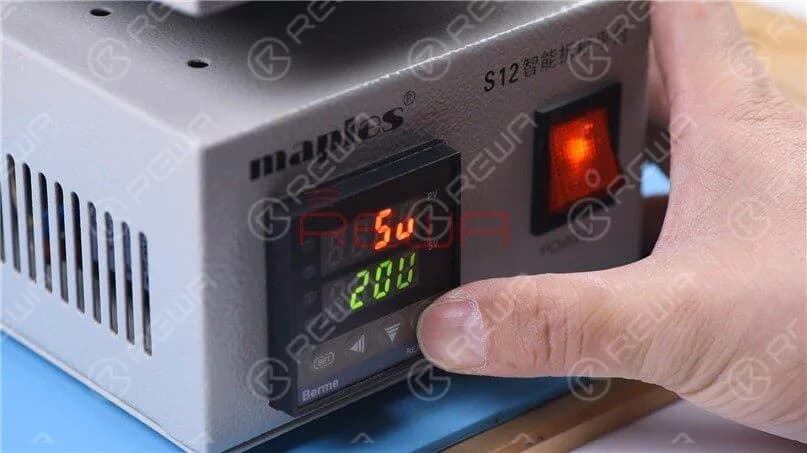 Da die mittlere Schicht der Hauptplatine des iPhone 12 mit Mitteltemperatur-Zinn gelötet wird, das sich von dem Niedrigtemperatur-Zinn des iPhone 11 Pro unterscheidet, muss die Temperatur der Heizplattform auf 200 °C eingestellt werden.