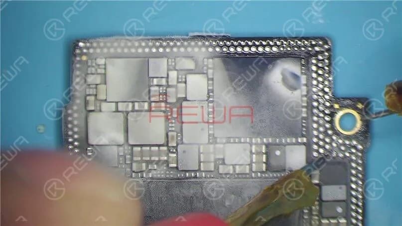Apply a 3V0 voltage to the S74 pin of the logic board. We can see that the rosin on C2990 has melted. It can be confirmed that C2990 has been damaged and needs to be removed.