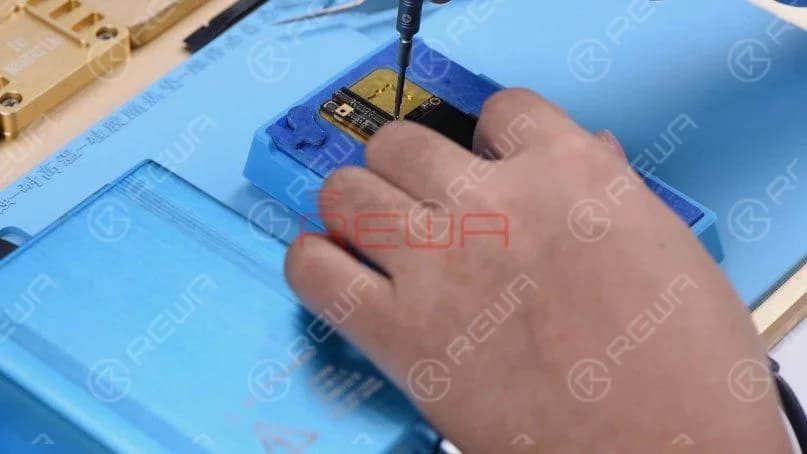 Place the motherboard on the heating platform and fit a screw into the screw hole on the motherboard. So we can take down the upper layer efficiently afterward. Heat the motherboard for 2 minutes on the heating platform at 165℃.