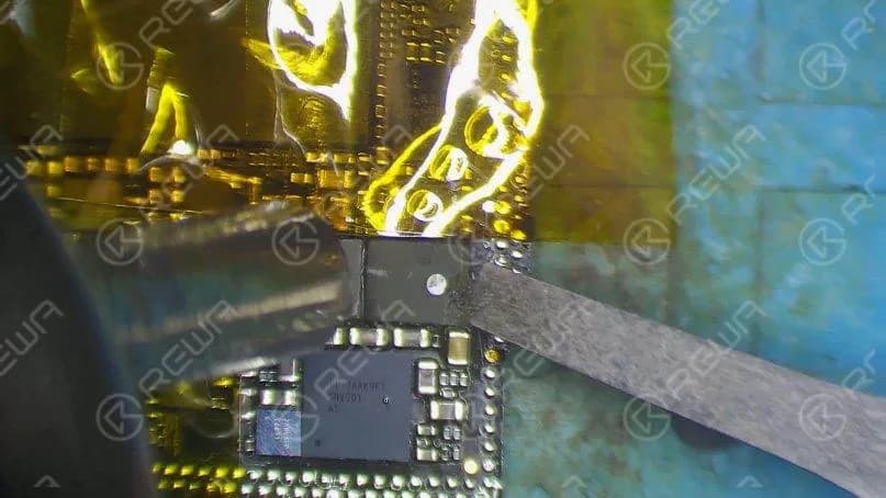 Pry up the two inductors carefully with the pry knife.