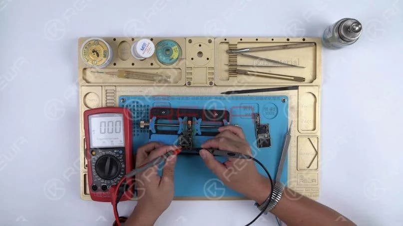 Clean with PCB cleaner afterward. Again, let’s run diode mode measurement of TIGRIS_LX between U3300 and Q3350. The measured value is 0, which is normal.