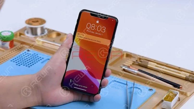 Tout d'abord, nous installons la carte mère sur le téléphone pour le tester. Le téléphone s'allume normalement mais n'a pas de service.