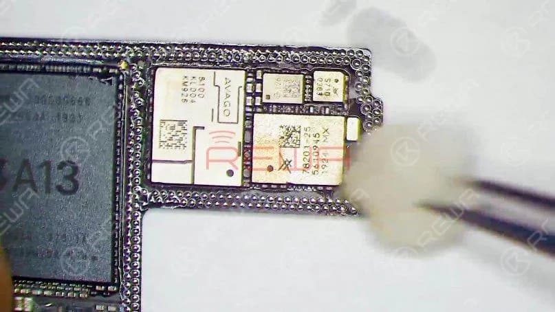 Nettoyez la carte logique avec du PCB Cleaner. Puisque la carte de signal a été remplacée, nous devons d'abord vérifier la carte logique. En fonction du résultat du test, nous pourrons déterminer ultérieurement si l'unité centrale de bande de base et l'EPROM sont endommagées.