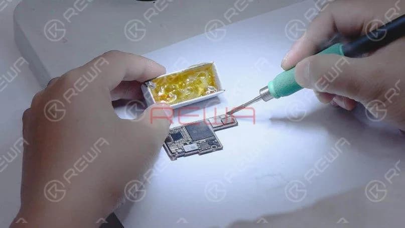Nous localisons ensuite le composant défectueux à l'aide d'une détection à la colophane. Tremper de la colophane avec un fer à souder à 365℃ et fumer de la colophane sur les composants associés.