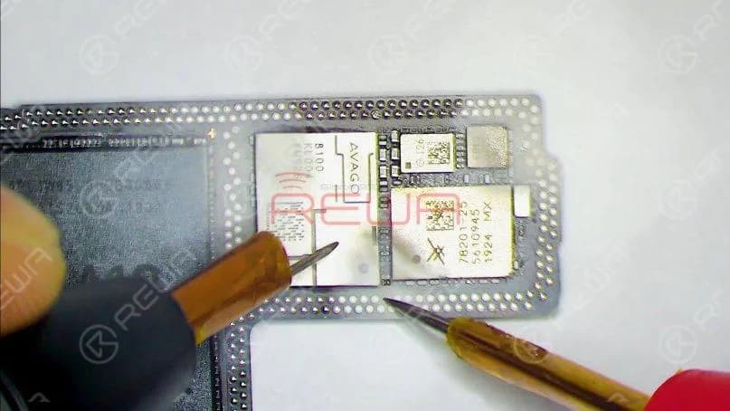 Connectez ensuite la sonde noire à la terre et la sonde rouge à la broche 113 de la carte logique. Nous pouvons voir que la colophane d'un condensateur a fondu. Cela indique que le composant est endommagé. Ce circuit comporte plusieurs condensateurs de filtrage, ce qui nous permet de retirer directement le condensateur endommagé.