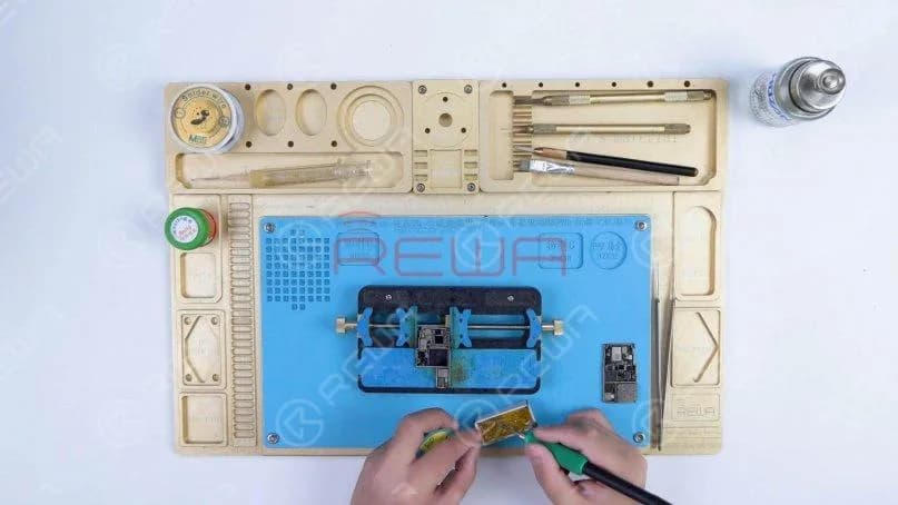 Ensuite, nous devons restaurer la carte mère. Tout d'abord, nous avons besoin d'enlever l'étain sur le bonding pad de la carte mère. Enduire la colophane avec le fer à souder à 365℃ et la mèche à souder pour enlever l'étain sur le pavé de liaison.