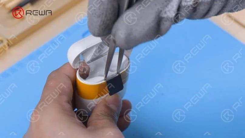 AirPods charging case disassembly
