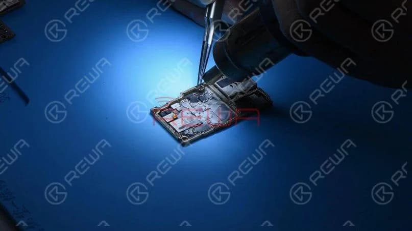 Then we heat the damaged capacitor with Hot Air Gun at 350℃ and remove it with tweezers.