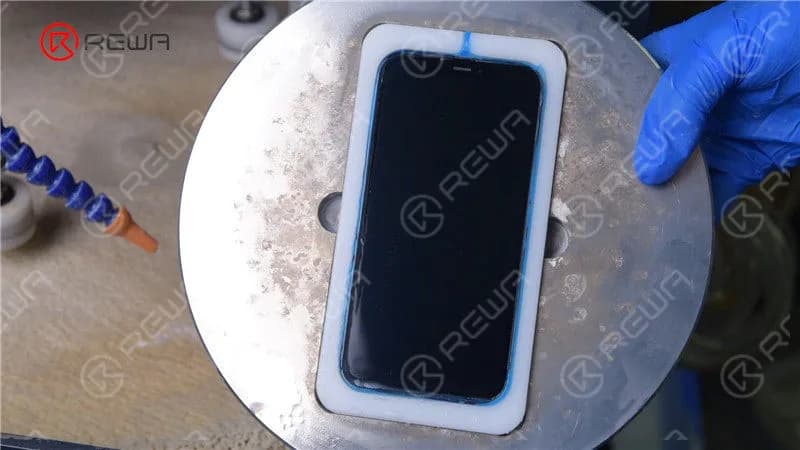 After the first grinding and polishing, the Apple Watch with deep scratches has been refurbished successfully but there are still some small scratches on the iPhone 12. The scratches are completely gone after the second grinding and polishing. It can be seen that iPhone 12 takes longer to remove the same scratches than other iPhone series.