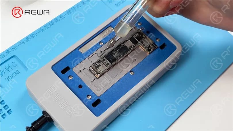 Wie man das iPhone 12 Pro auf dem Apple Logo festhält