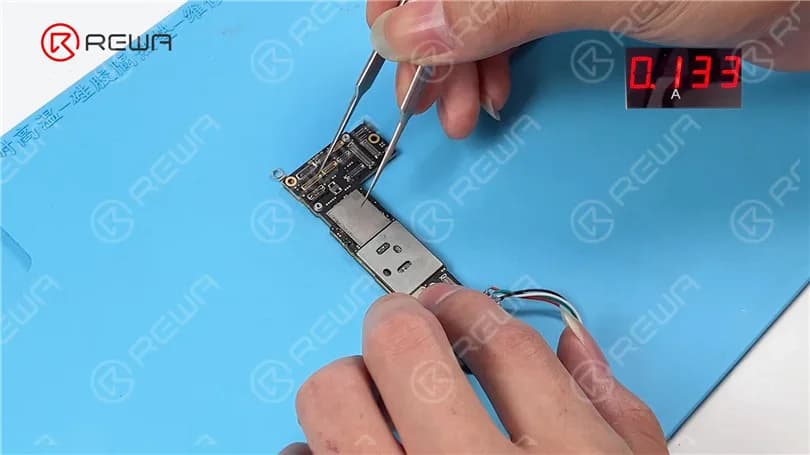 Wie man das iPhone 12 Pro auf dem Apple Logo festhält