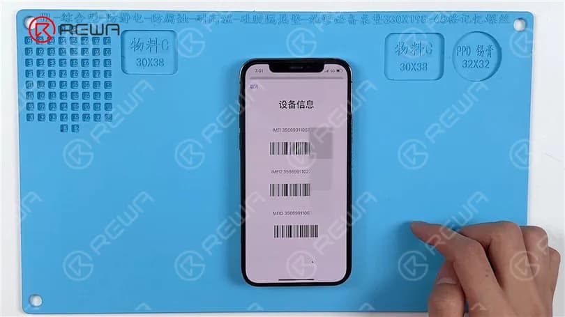 Wie man das iPhone 12 Pro auf dem Apple Logo festhält