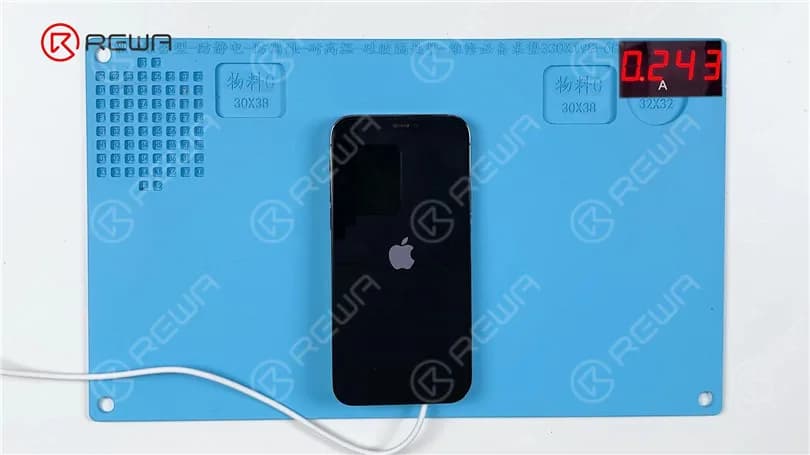 Wie man das iPhone 12 Pro auf dem Apple Logo festhält