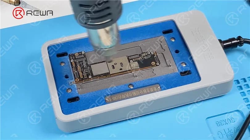 Wie man das iPhone 12 Pro auf dem Apple Logo festhält