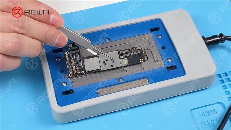 Wie man das iPhone 12 Pro auf dem Apple Logo festhält