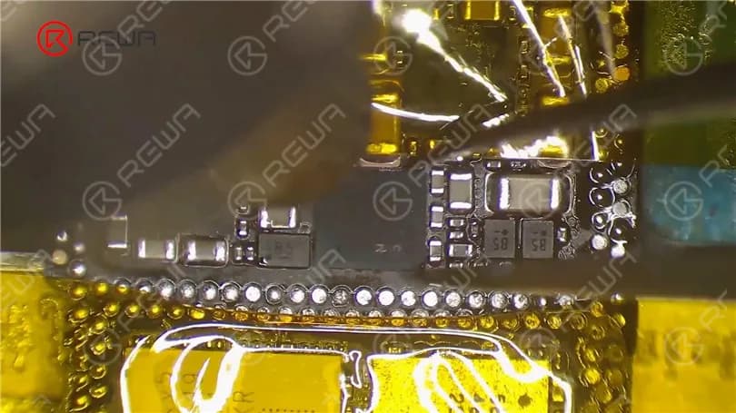 Wie man das iPhone 12 Pro auf dem Apple Logo festhält