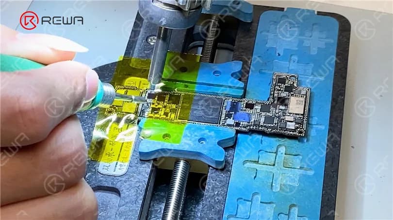 Wie man das iPhone 12 Pro auf dem Apple Logo festhält