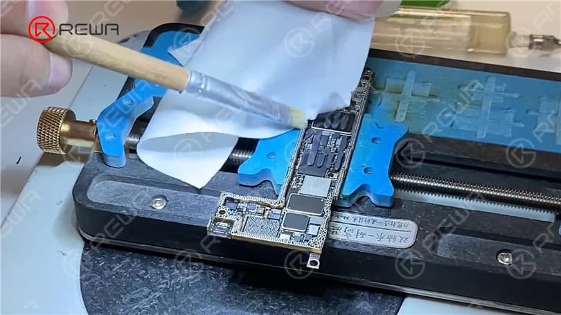 Wie man das iPhone 12 Pro auf dem Apple Logo festhält
